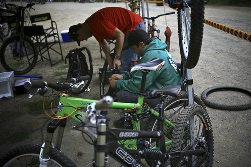 Your's truly (red shirt) getting the Cove Shocker ready for a weekend of racing.