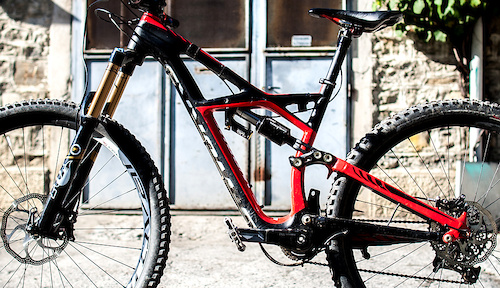 A look at the frame reveals a compact carbon front section - squeezed by the fact that the seat tube was moved well forward to provide tire clearance for the additional rear-suspension travel. The Enduro 29 SE's actual seat tube angle is 69 degrees, but an imaginary line from the crank axle through the seatpost head, measured at an average ride-height, works out to an effective angle of approximately 75 degrees.