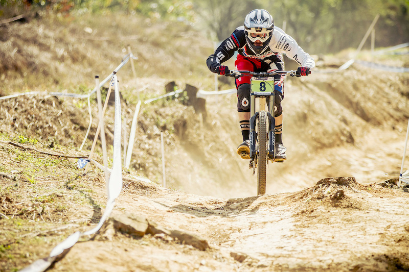 Madison Saracen Spending UCI MTB World Championships - Pietermaritzburg South Africa - Find the article on Pinkbike.com - Laurence CE - www.laurence-ce.com
