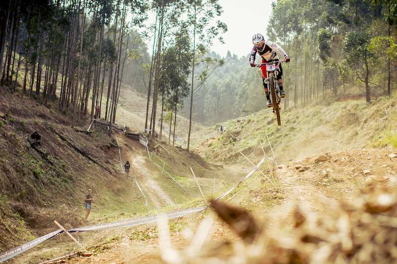Madison Saracen Spending UCI MTB World Championships - Pietermaritzburg South Africa - Find the article on Pinkbike.com - Laurence CE - www.laurence-ce.com