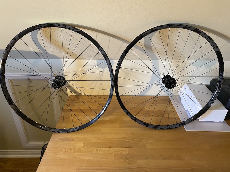 29 Race Face ARC 30 DT Swiss 370 Wheel Set For Sale