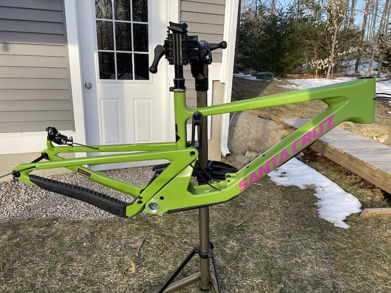 2022 MINT Med Santa Cruz V5 Nomad CC Frame Adder Green For Sale