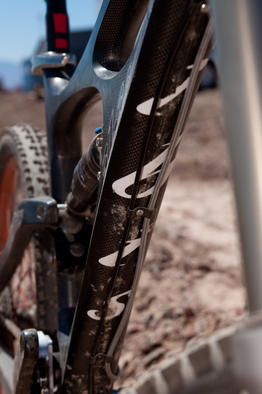 The HD runs full length cable housing. Rear brake and rear derailleur run on the down tube, <br> and there will be a cable guard made of foam-backed polycarbonate.