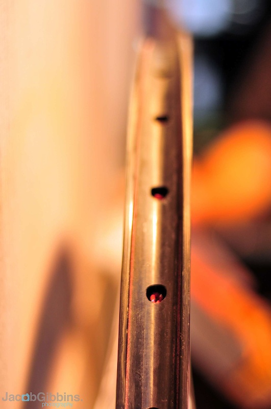 The 29mm carbon rims rims are aimed at the all mountain/enduro market with all axle options available with the exception of the downhillers preference of 12mmx150mm. Bladed spokes hold the whole wheelset together while a 18 engagement freehub comes stock with the option of an upgrade to 36 point available aftermarket.