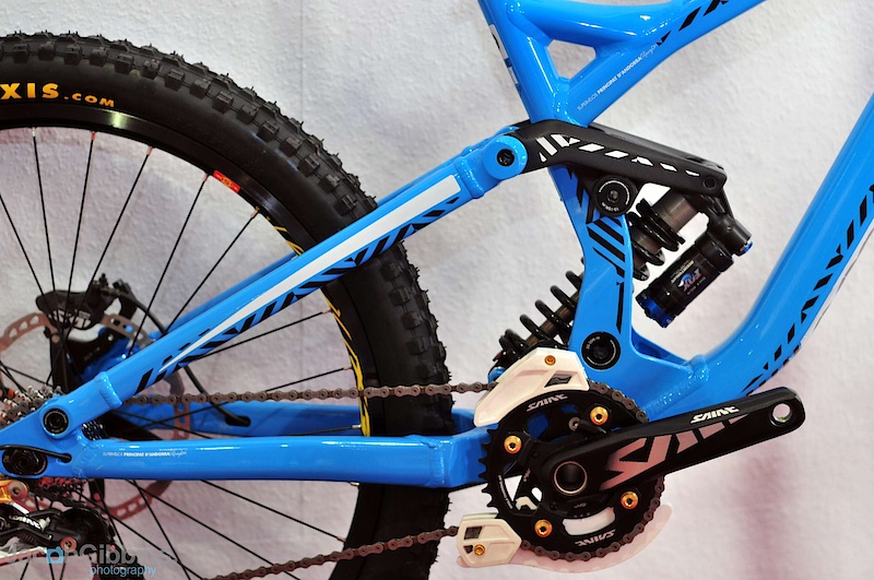 This close-up of the back end in profile shows the main pivot to have moved forwards and higher to alter the rear wheel path slightly. The higher pivot enables a more rearward path for the back wheel to follow and thus help it to ride rough terrain better with less feeling of 'hook up'.