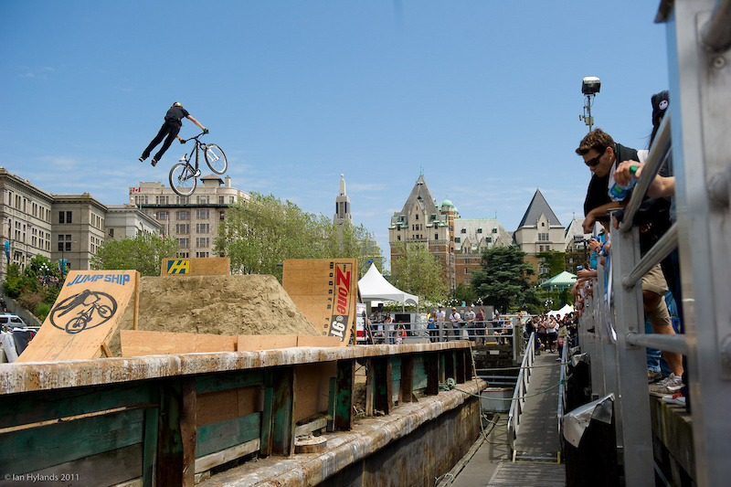 Kurt Sorge with a huge no foot can over the first jump...