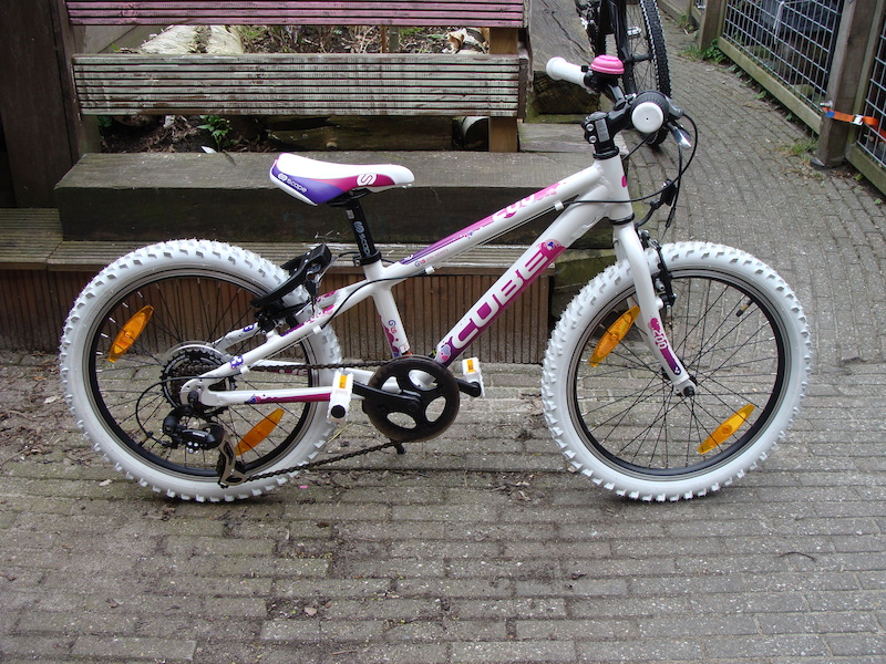 Charlotte Bronte Zwembad vlam me dochter haar 1e MTB Cube girl 20 inch -Dirty Pages