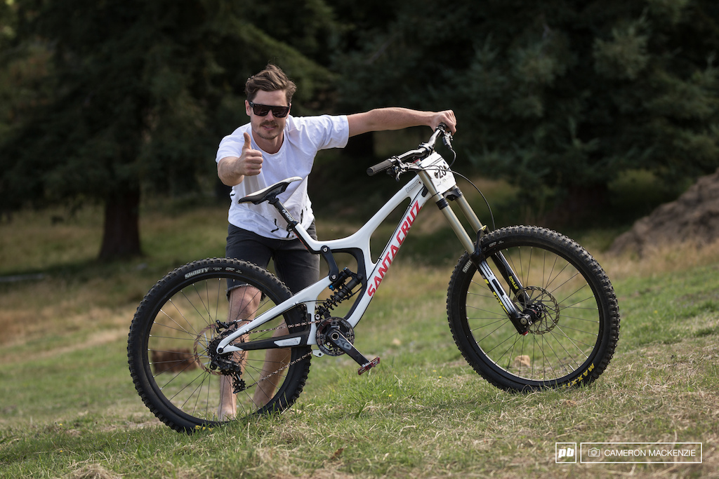 Kieran Bennets and his 2015 Santa Cruz V10.6 C. Kieran chose to run Maxxis Shorty tyres to help get some grip in the dust but still be able to pedal on the grass sections. Kieran is Sponsored by BOS suspension so was running the new BOS Idylee Air forks. 26 PSI in the front and 29 PSI in the rear