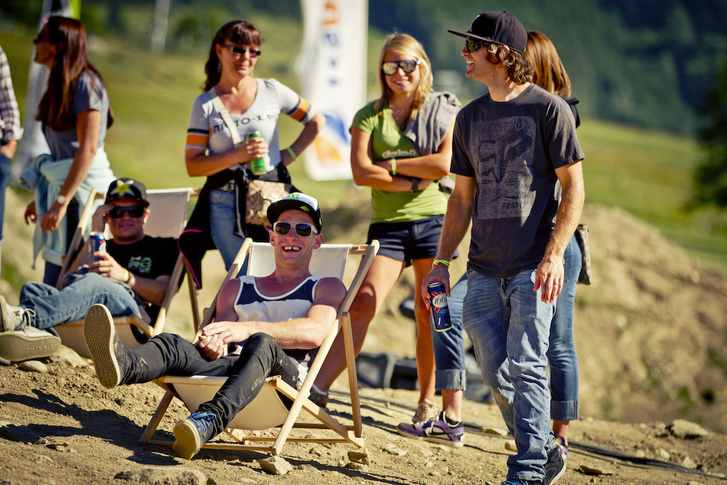 Tough life being a Slopestyle Superstar chilling in the sun - Laurence CE - www.laurence-ce.com
