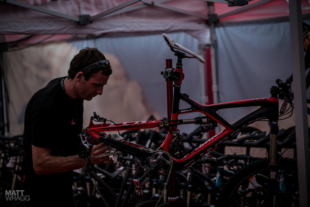 After Anneke s win in the prologue Paddy puts in the final prep for tomorrow.