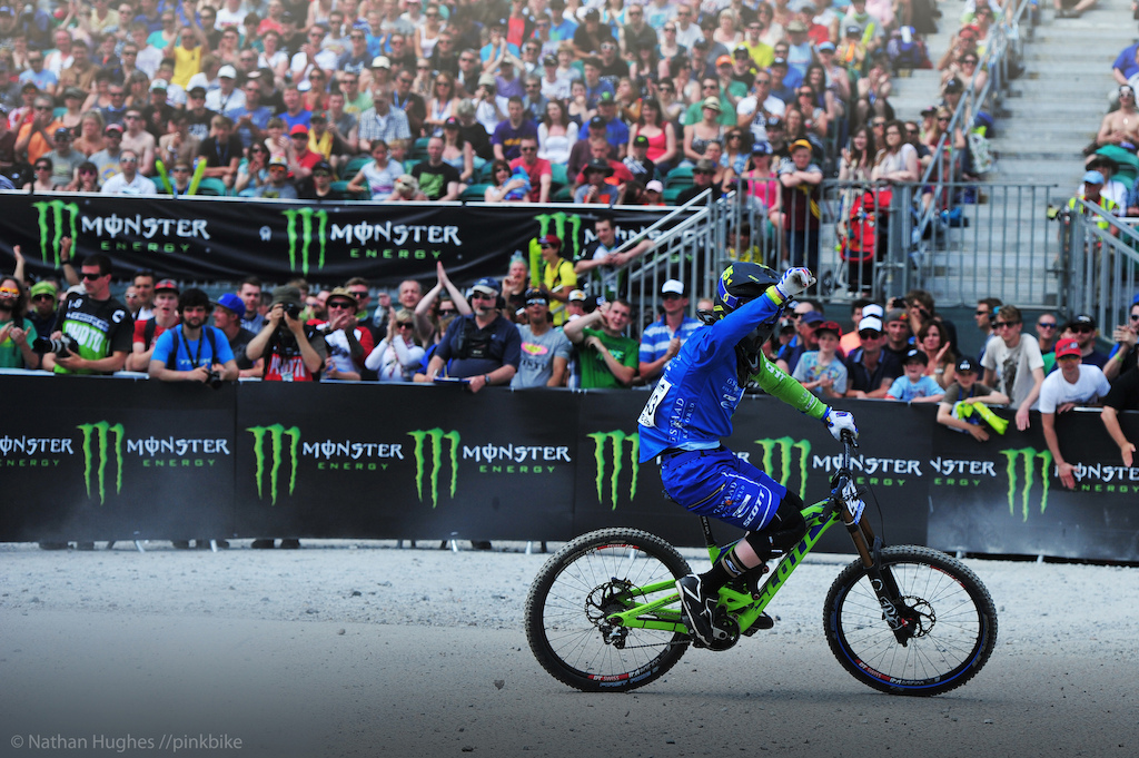 Shape or should we say size of things to come. Swiss Junior Noel Niederberger schooled the field on a 650b Scott the first WC victory on such a specimen.