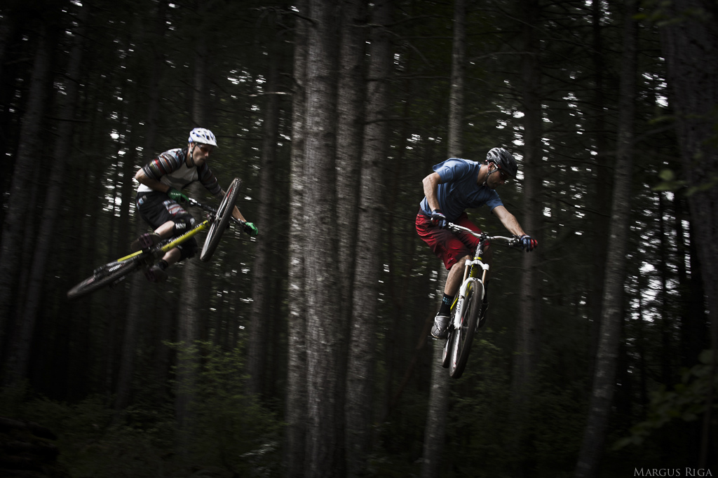 Yes they are both in the air at the same hit. Gotta ride real close to look like this.