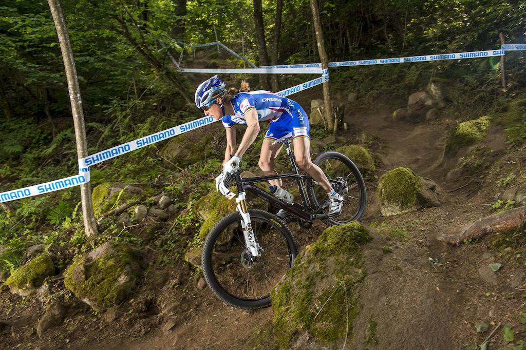Catharine Pendrel led out the ladies in the Elite Women s race but after a single lap the wheels started slipping. Pendrel comented post race that she had too much sugar before the race and crashed hard midway through.