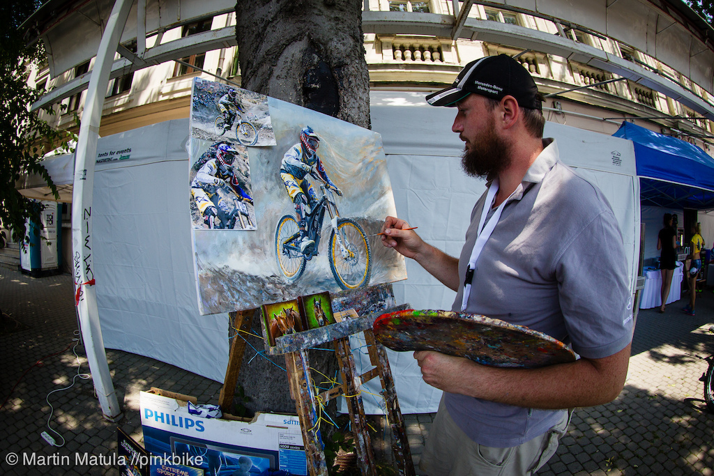 It takes mad skills to ride down urban downhill courses and even madder ones to concentrate on a photorealistic painting while riders thunder by jumping into the stairs thirty miles an hour. This bearded chap seemed to have the madder set of skill covered.