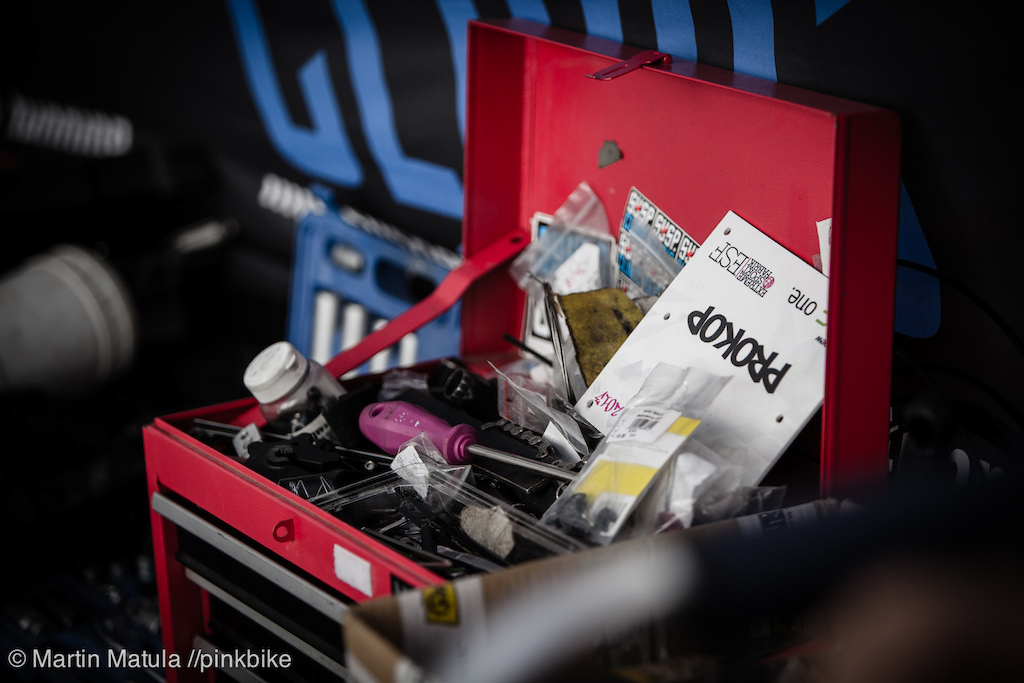 The fourcross legend Michal Prokop whipped out his 6 inch 29er yesterday but today he stood on top of the start ramp on his full suspension fourcross bike. After a couple of practice runs he packed all his gear and decided to call it a day.