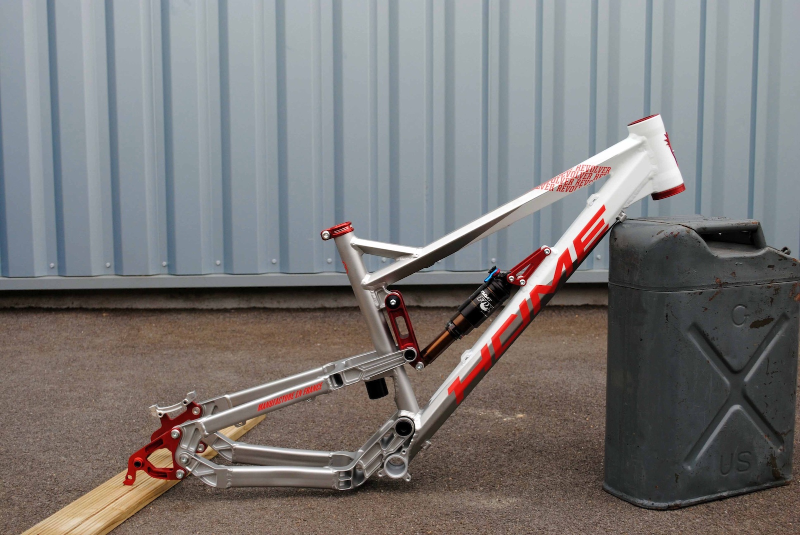 Home Bicycles Revolver Grey and white