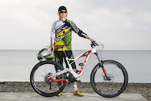 Cecile Ravanel (plate #112) poses with her new GT Carbon Force. She rode all the season with an aluminum frame, and the carbon one, with the new Marzocchi suspensions, is almost 2kg lighter than the other one. She still has to ride hard this week-end if she wants to keep her 2nd place. Anne-Caroline Chausson will be right behind her on the tracks!