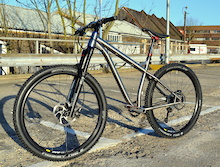 Kingdom Brigante 650b / 27.5'', Ti hardtail with Ti wide bars, XT m785 drivetrain &amp; brakes, F180/r160 rotors, Works Componenets N/W 34t chainring, 50mm on-one stem, Hope Pro2 evo hubs on mavic rims, Schwalbe Nobby Nic f2.35/r2.25. X-fusion hilo dropper with Charge scoop saddle, Rock Shox revelation 140mm '14. To do: Slam the stem, order reverb &amp; get it muddy