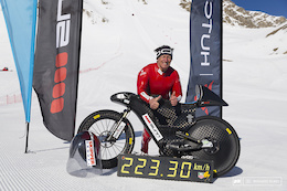 Even if he knows than his bike can go up to 230 kph with the good conditions, Eric Barone, 54 years old, can be proud of his new World Record as he did it in very extreme conditions.
