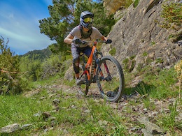 Testing the Intense Carbine 29" Expert.
This bike is light as a feather and it's a beast on the trails (going up or down).