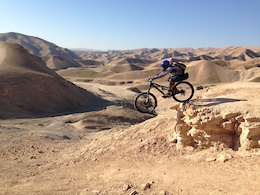 Yosi and his brand new Kona 153 DL airborne for the first time against the beautiful desert backdrop... Sugar trail.