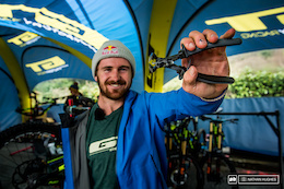 Brook with the tool all the mechanics are busy with right now - Schwalbe's all-new tyre tread cutting-specific tool. It features a build in length-setter for the perfect uniform trimming of your spikes.