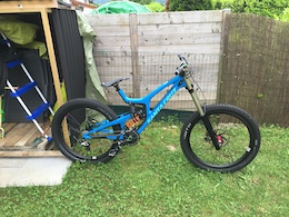 done bar the shouting, invisifram kit fitted. Waiting on SLIK graphics for the cranks and NL for the forks and rim decals. Hoping the weather is not as forecast and its just cloudy in Morzine and not pissing it down so i can go for a blast