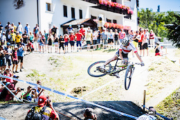 Riding into his last lap, proving his confidence, Schurter whips it up.