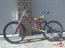 my ol 2000 giant dh team world cup version. rockshox boxxer, rockshox '8' pro deluxe rear shock, mavic d321 rims, hope dh pro hydraulic disk brakes, raceface turbine dh cranks, raceface air alloy dh riser bars, azonic dh stem, shimano deore xt derailler, raceface xy seatpole and velo seat 