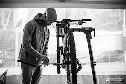 A morning brake blade going down in the Lac Blanc Commencal tent.
