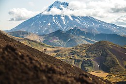 We called this run "Lord Of The Rings" because we always expected Gandalf or the hobbits coming by in this unreal setting. It took us half a day to get there by car and feet although it was only around 2km distance to our lodge. Kamchatka distances... Photo Constantin Fiene