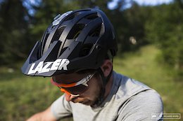 Nico Lau's everyday helmet is a Lazer Revolution with MIPS protection included (he will race with his 100% full face helmet though). This Belgium brand is better known by the motor cyclist community than by Mountain Bikers.