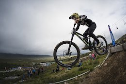 Racing downhill at Glencoe, with JetLag and a knackered wrist. Hard as nails. Photo: Lewis Gregory