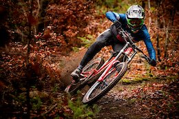 Commencal/Vallnord DH Team Signs with Enve &amp; Bell