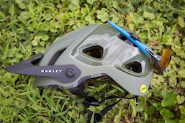 Review: Oakley's DRT5 Helmet Isn't the Lightest, But There's No Shortage of Features