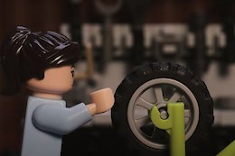 Video: Unboxing and Building the Lego MTB