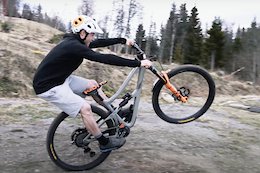 Video: How to Manual, Bunny Hop and Stoppie with Robin Wallner