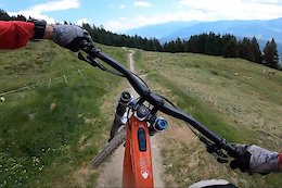 Video: From the Snow Line to the Valley Floor - Claudio's Bla Bla Run on Laax's Neverend Trail