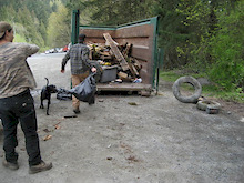 100 Volunteers Combat a Mountain of Garbage