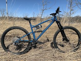 XL Starling Murmur in Slate Blue with Cane Creek Helm and DB Coil IL Shock, PNW Loam Dropper, Deore drivetrain and 4pot brakes, Hunt Trail Wide wheels with Schwalbe Magic Mary(F) and Hans Dampf (R), One Up pedals.