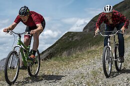 Video: Steve Peat vs Claudio Caluori on Retro Bikes