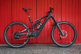 Bike Check: Comparing Claudio Caluori &amp; Nino Schurter's 'Neverresting' eMTBs