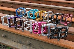 Group Test: 14 of the Latest &amp; Greatest Flat Pedals Reviewed