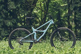 First Ride: Spot Mayhem 140 – A Trail Bike With a Titanium Leaf Spring