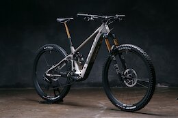 First Look: Pivot Shuttle SL-AM – Low Weight, Mid Power, High Price