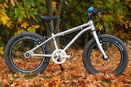 Check Out: A 6 Kg Belt-Drive Bike, Cushy Bike Trailer, Magnetic Goggles, Fall Lights, Gloves & Pants