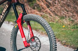 First Ride: 2027 RockShox Zeb and Lyrik – New Chassis, Adjustable Bottom Out