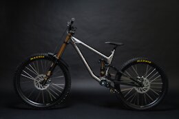 Vampire Bikes Launches the Ripperatti: A Convertible Titanium DH Bike With a Gearbox