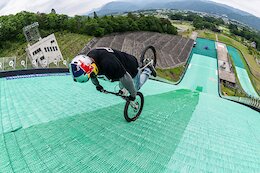 Video: Tomomi Nishikubo Breaks World Record for Backwards Nose Manual Down Ski Slope