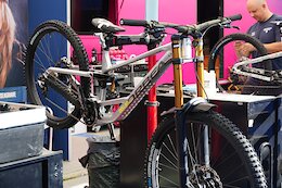 Spotted: Martin Maes To Race World Champs On A 32″ / 29″ Orbea Rallon DH – Val Di Sole 2026